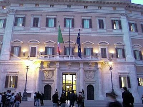 Palazzo_Chigi_sede_Consiglio_dei_Ministri-e1339772124731
